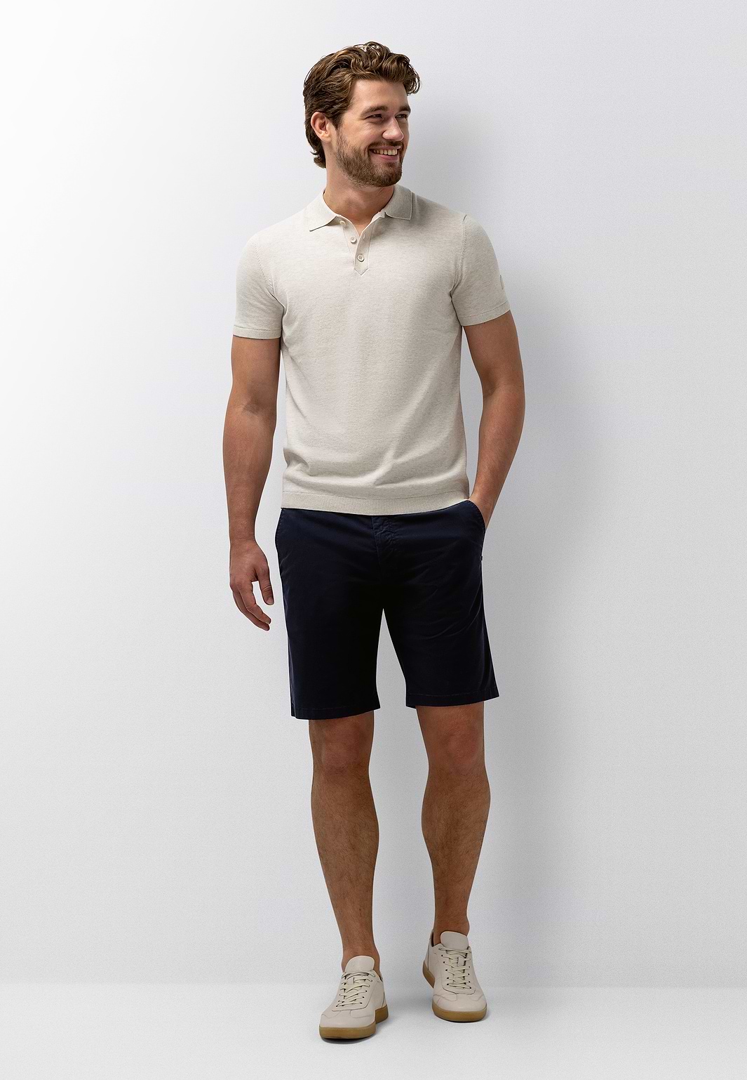Chinoshort-met-elastische-details