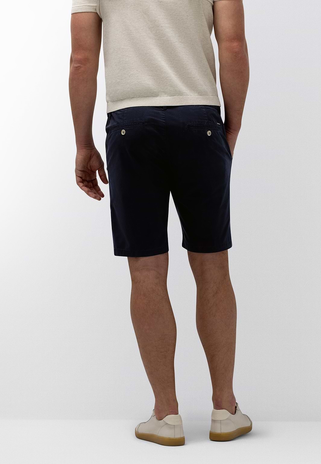 Chinoshort-met-elastische-details