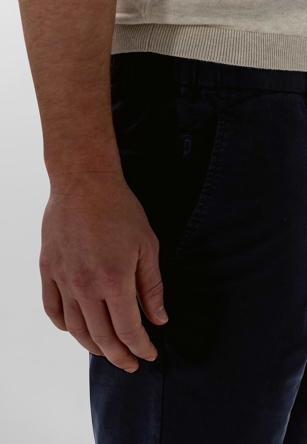Chinoshort-met-elastische-details