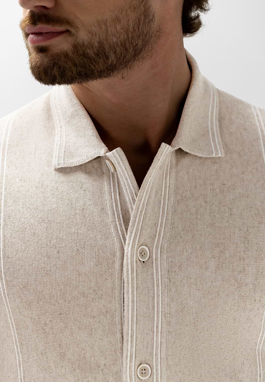 Cardigan-polo-structuré-avec-détails-rayés