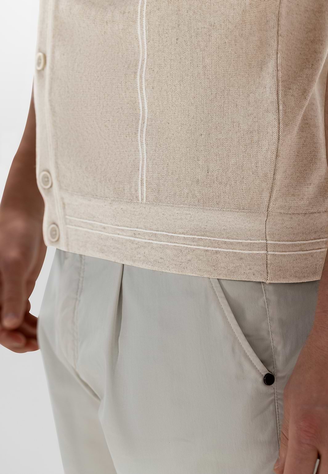 Cardigan-polo-structuré-avec-détails-rayés