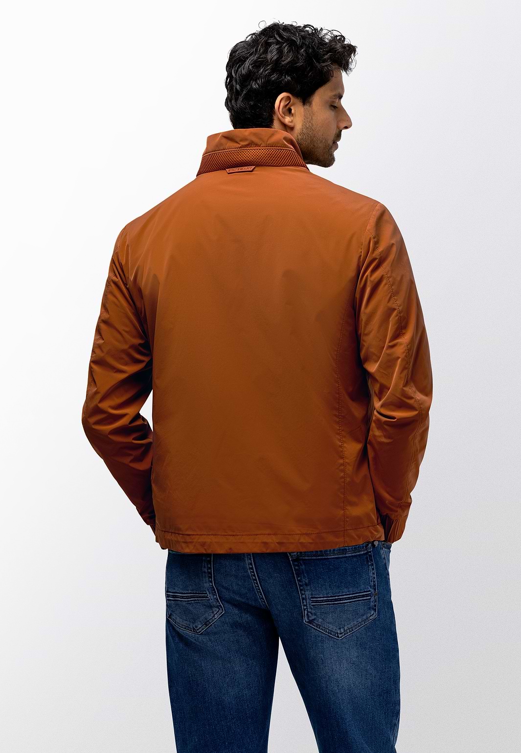 Lightweight-jacket-with-side-pockets