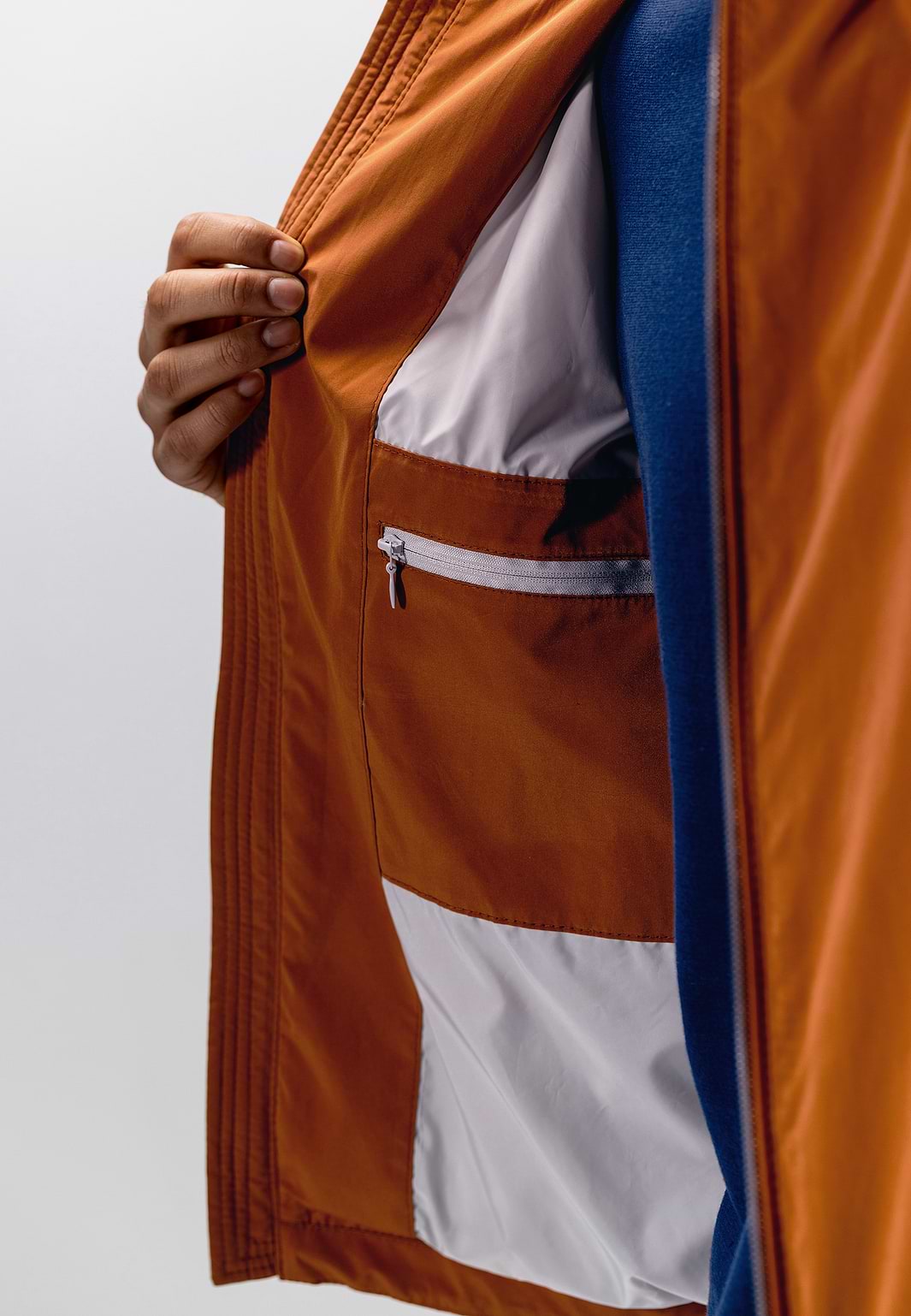 Lightweight-jacket-with-side-pockets