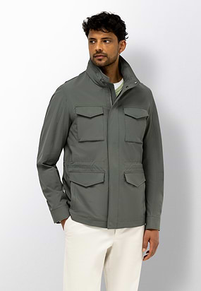 Parka-met-capuchon-en-klepzakken