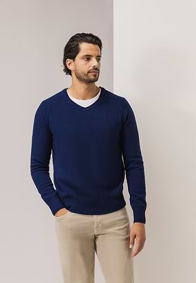 Trui-van-lamswol-met-V-hals