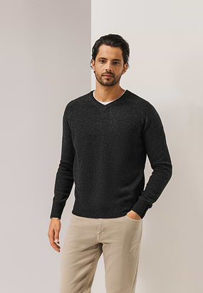 Trui-van-lamswol-met-V-hals