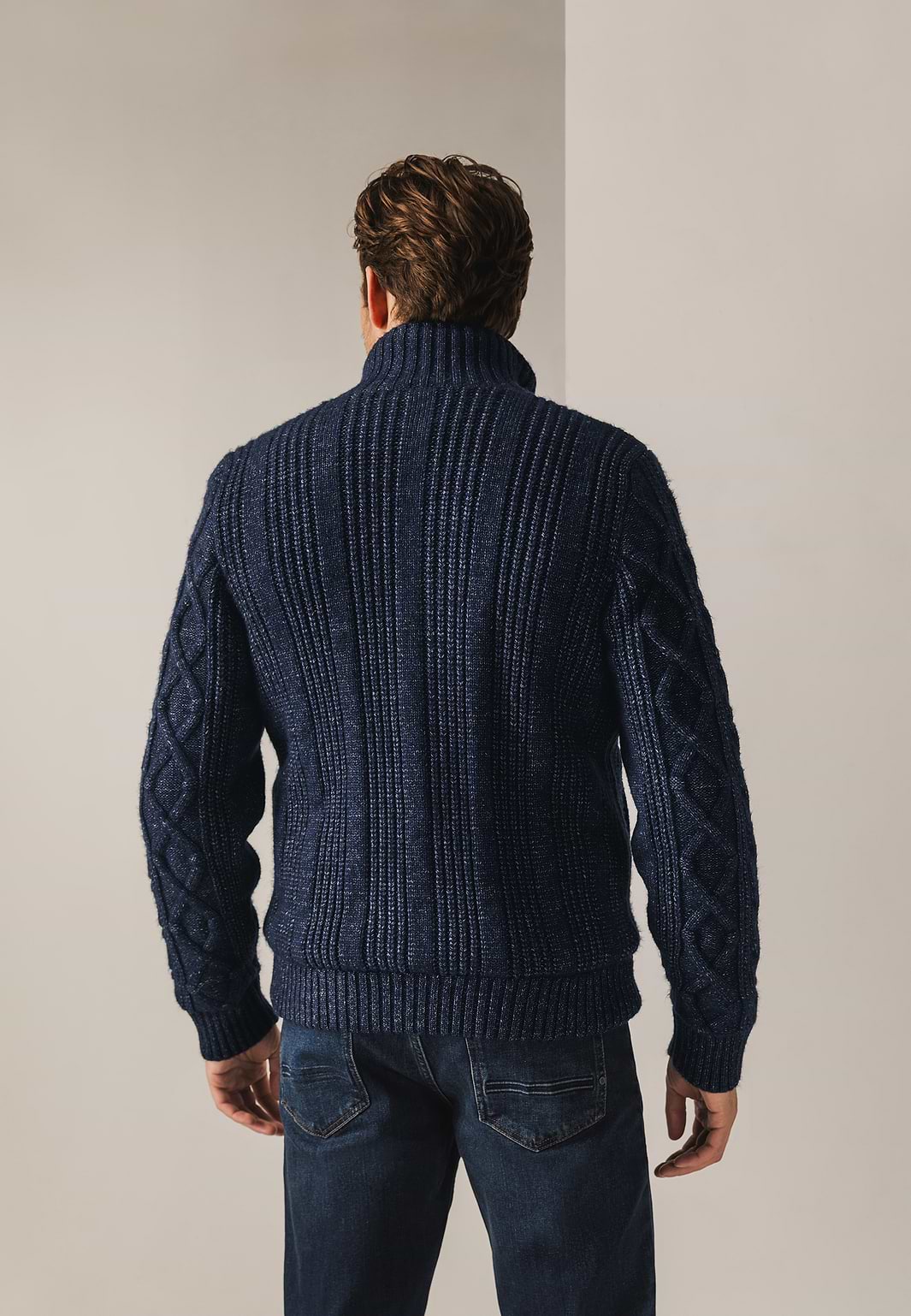 Grofgebreid-vest-met-kabelpatroon