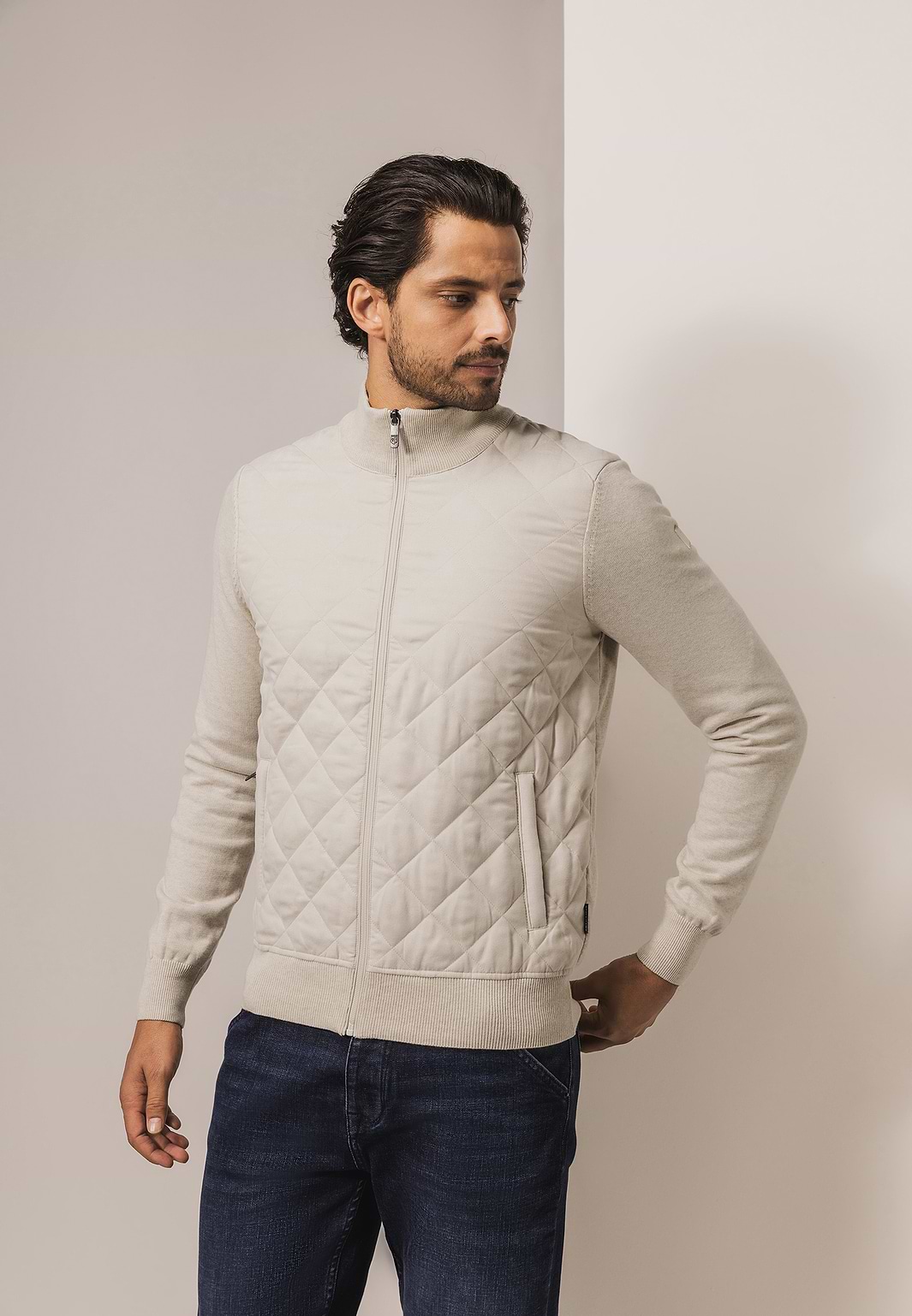 Gebreid-vest-met-doorgestikte-voorkant