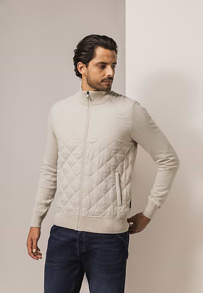 Gebreid-vest-met-doorgestikte-voorkant