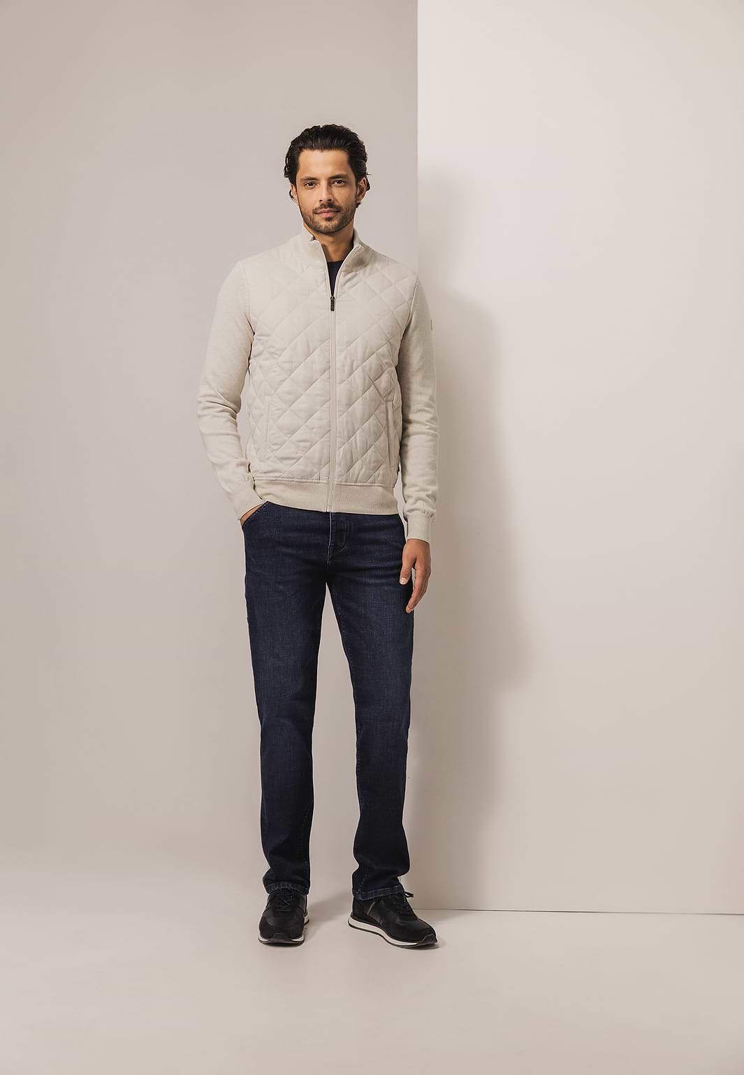 Gebreid-vest-met-doorgestikte-voorkant