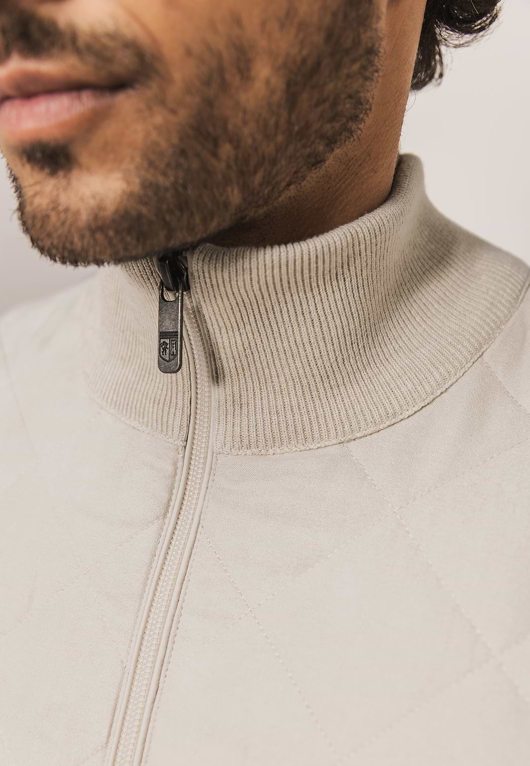 Gebreid-vest-met-doorgestikte-voorkant