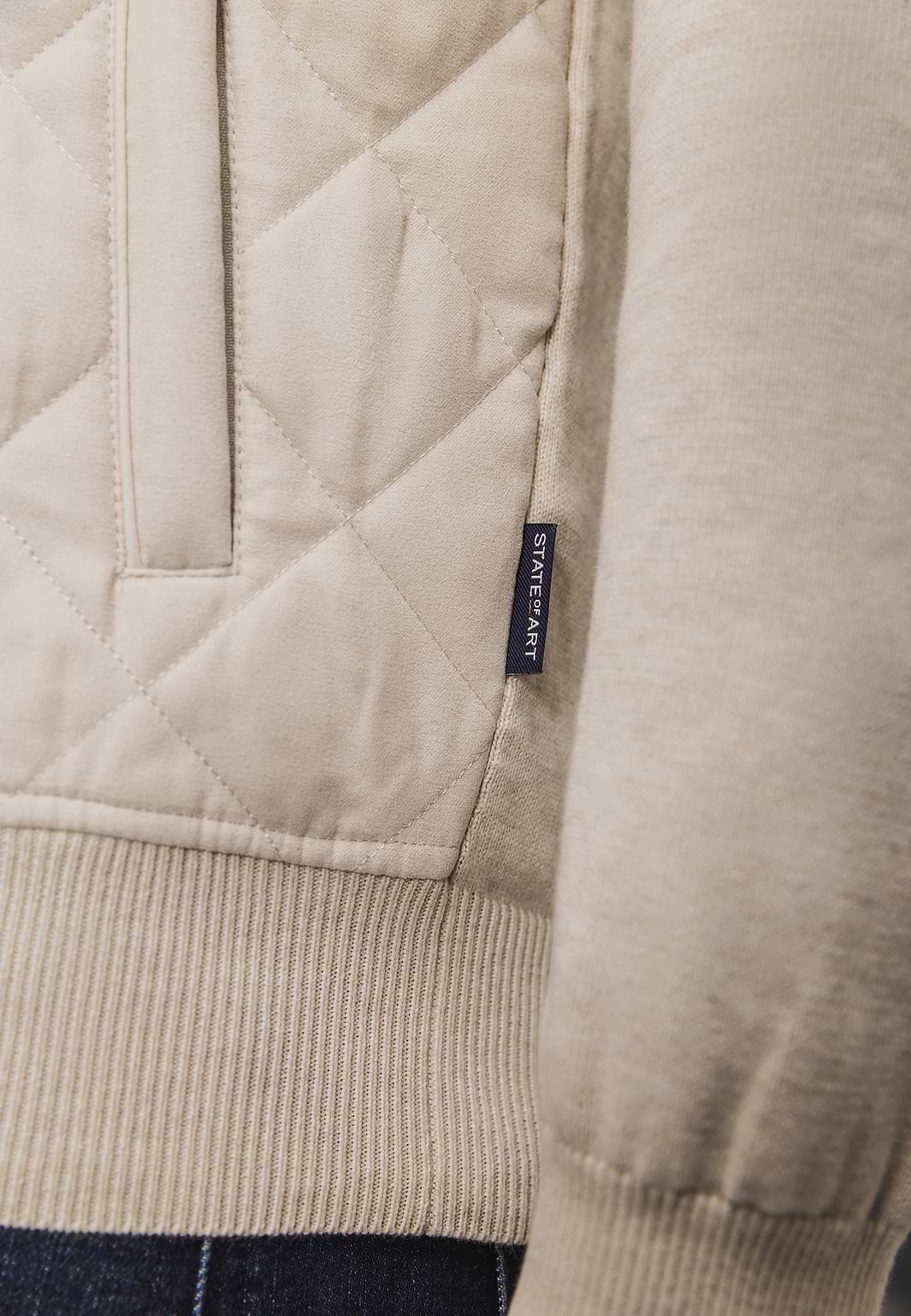 Gebreid-vest-met-doorgestikte-voorkant