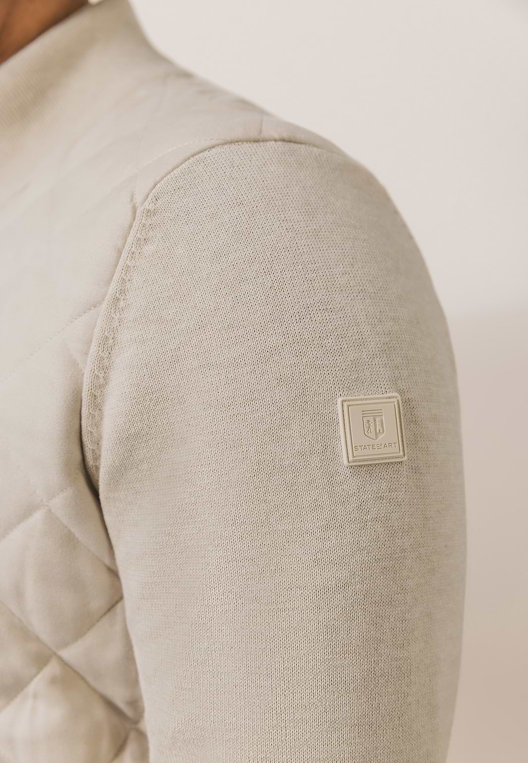 Gebreid-vest-met-doorgestikte-voorkant