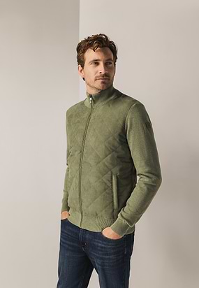 Gebreid-vest-met-doorgestikte-voorkant