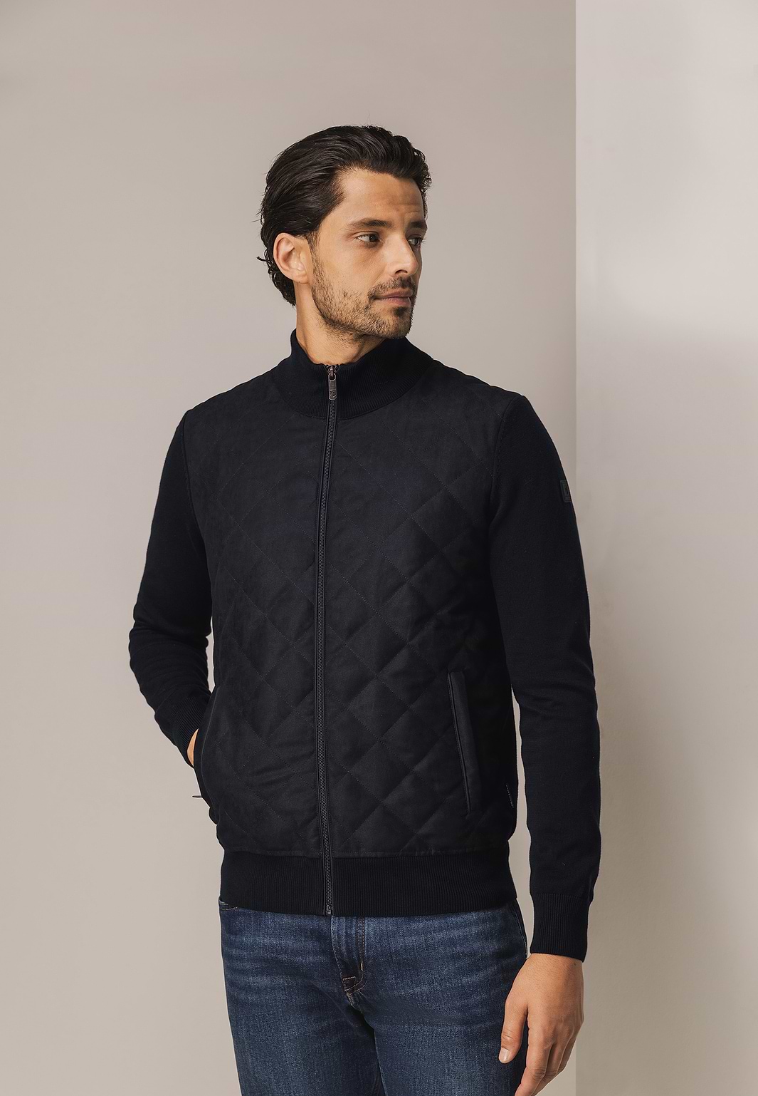 Gebreid-vest-met-doorgestikte-voorkant