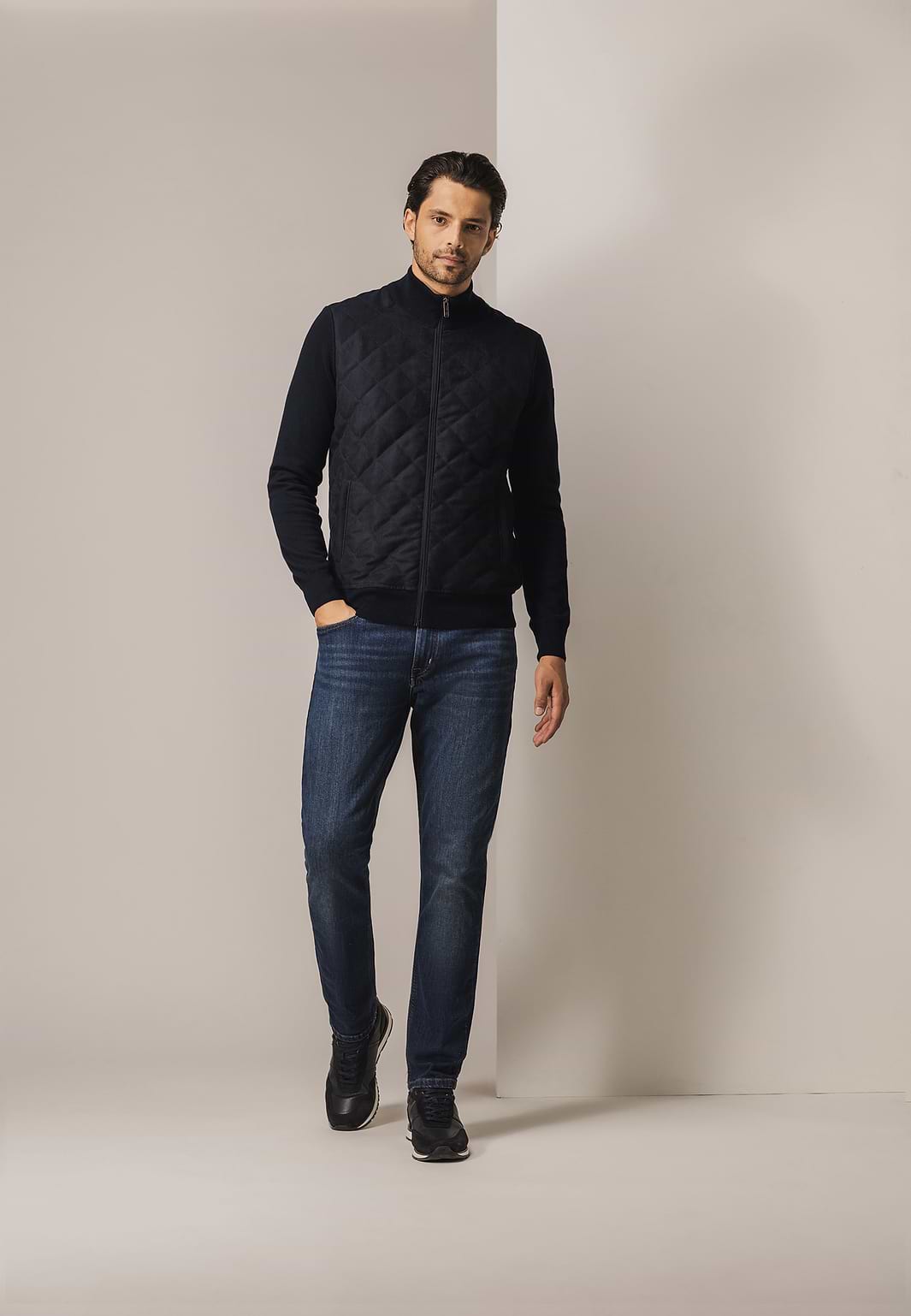 Gebreid-vest-met-doorgestikte-voorkant