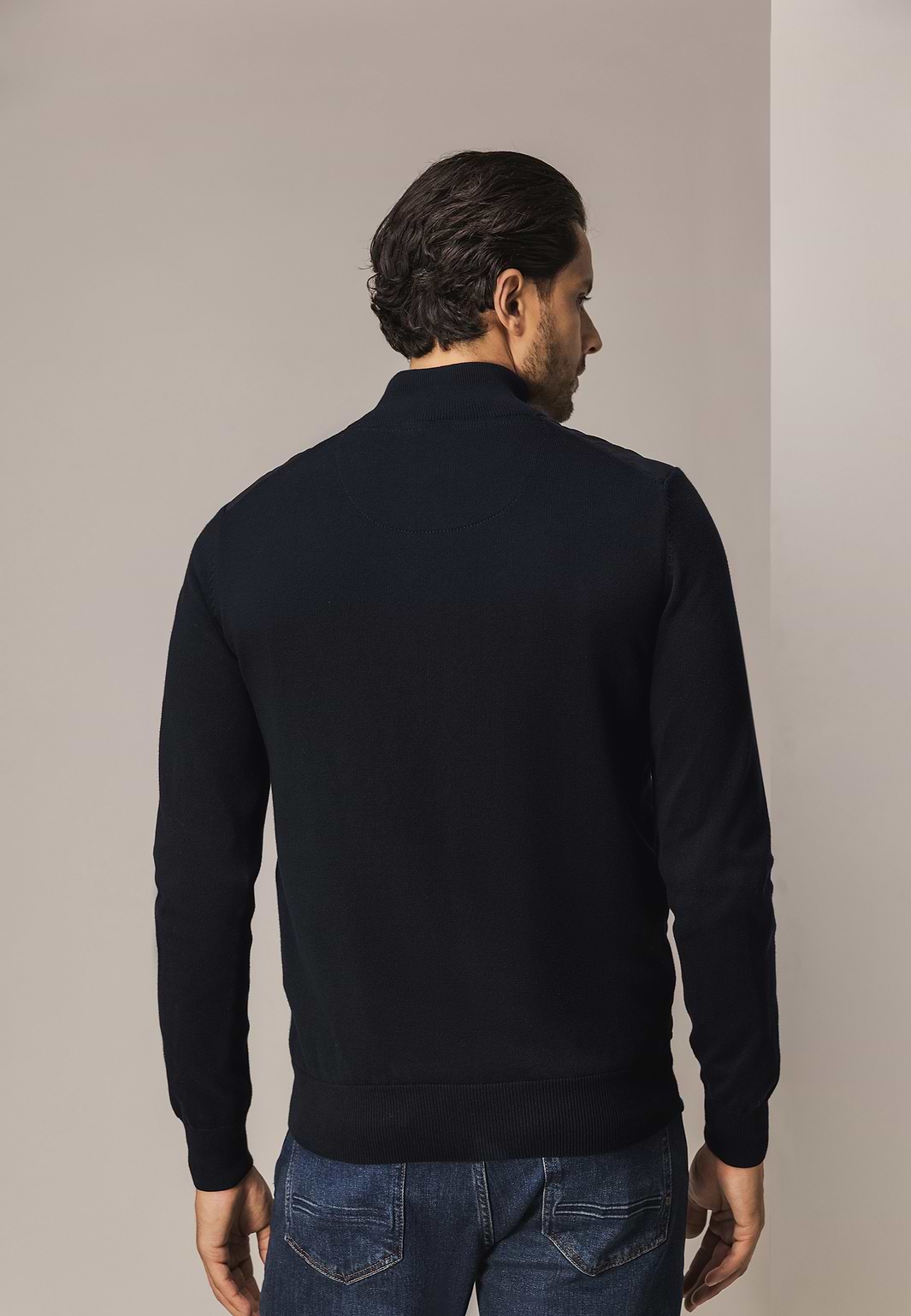 Gebreid-vest-met-doorgestikte-voorkant