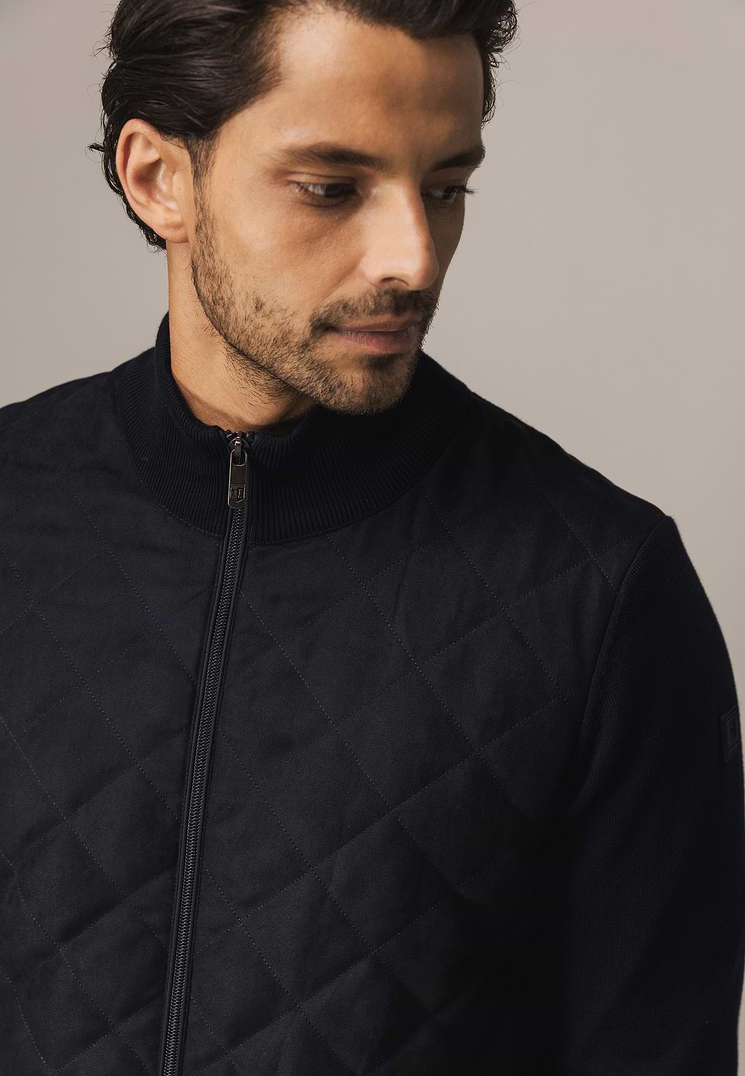 Gebreid-vest-met-doorgestikte-voorkant