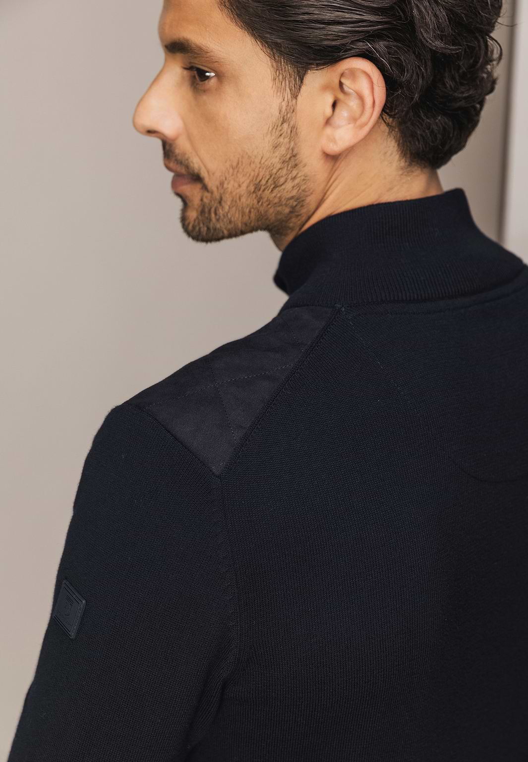 Gebreid-vest-met-doorgestikte-voorkant