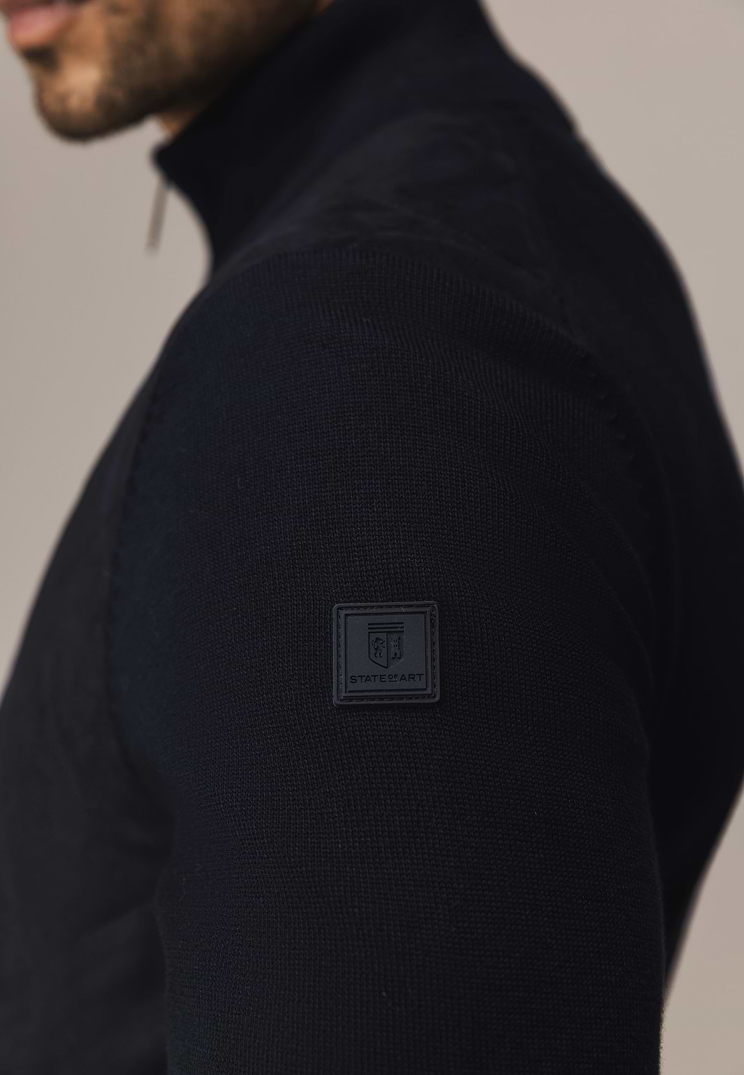 Gebreid-vest-met-doorgestikte-voorkant