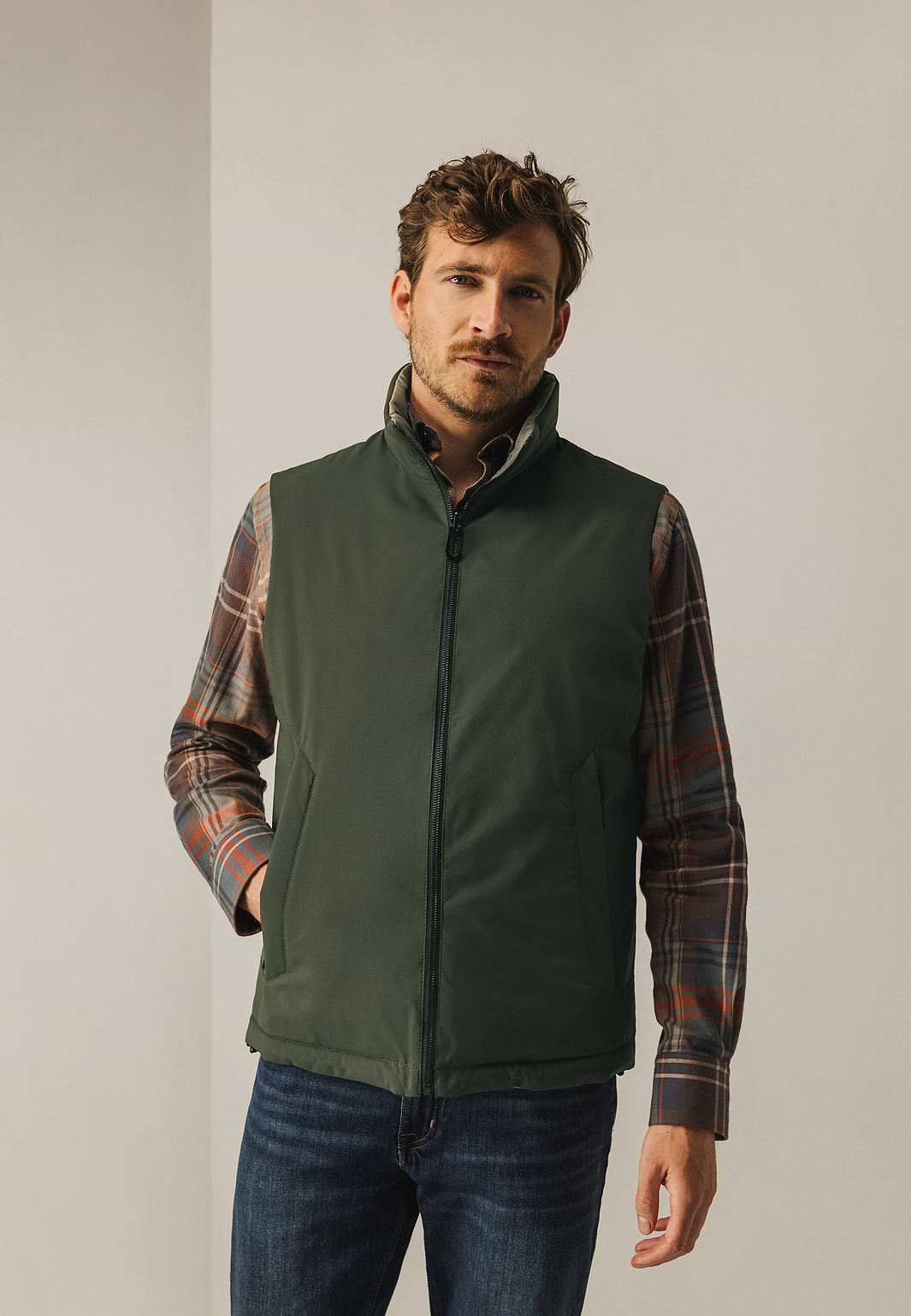 Omkeerbare-bodywarmer-met-hoge-kraag