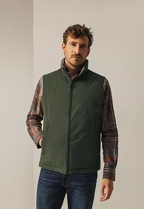 Omkeerbare-bodywarmer-met-hoge-kraag