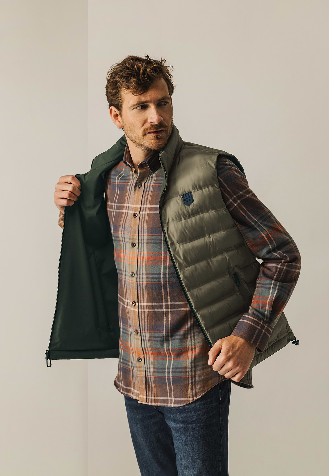 Omkeerbare-bodywarmer-met-hoge-kraag