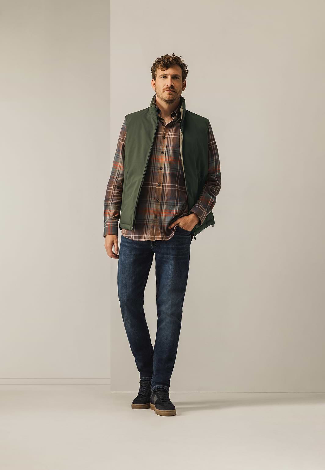 Omkeerbare-bodywarmer-met-hoge-kraag