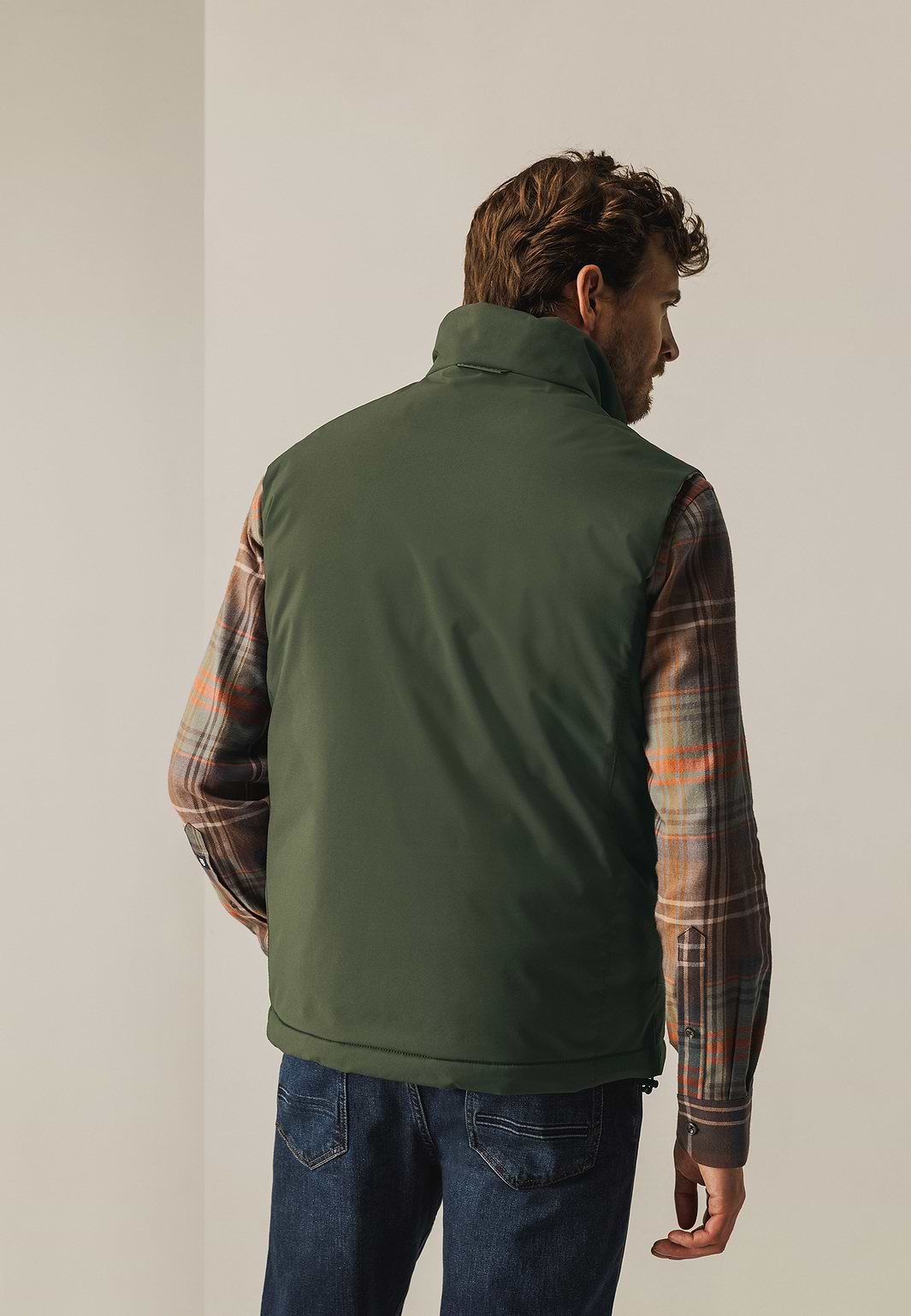 Omkeerbare-bodywarmer-met-hoge-kraag