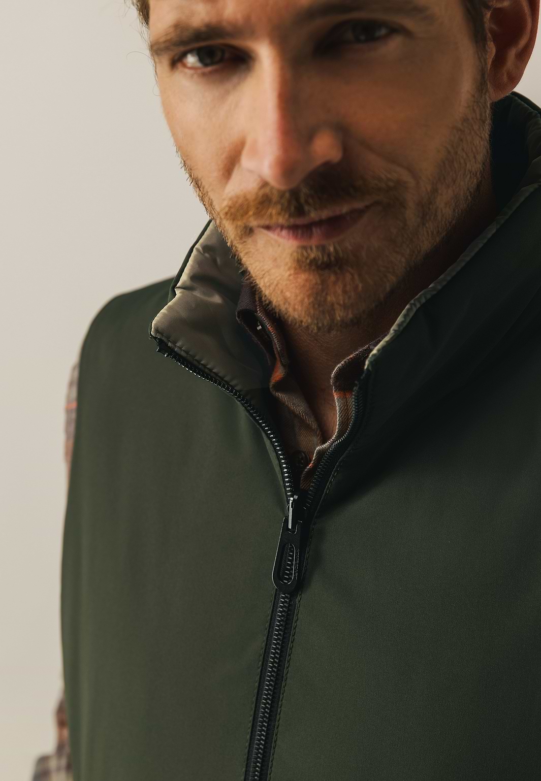 Omkeerbare-bodywarmer-met-hoge-kraag