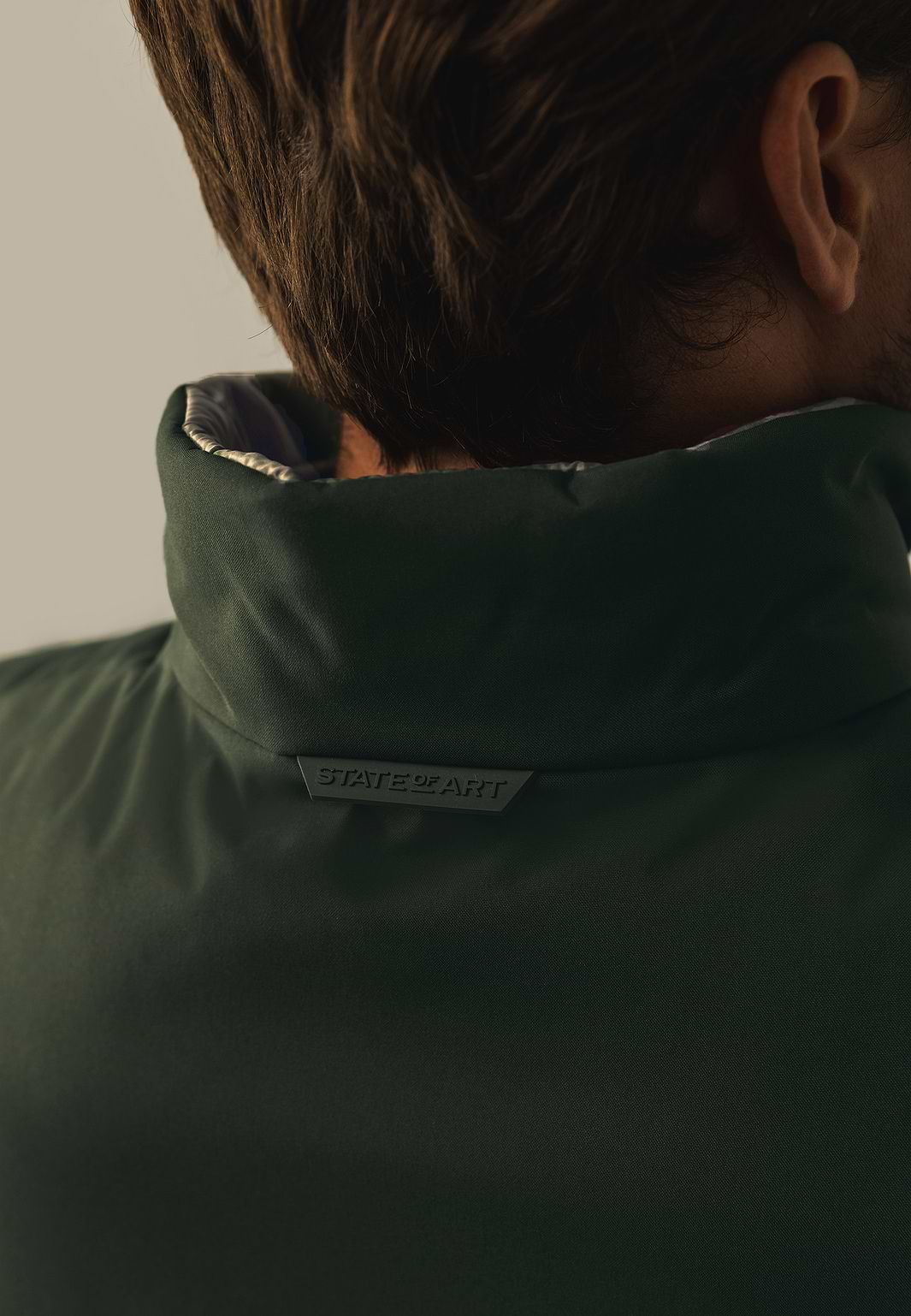 Omkeerbare-bodywarmer-met-hoge-kraag