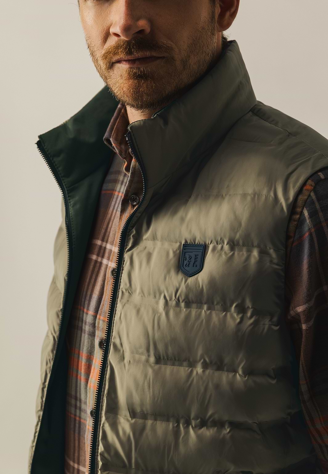 Omkeerbare-bodywarmer-met-hoge-kraag