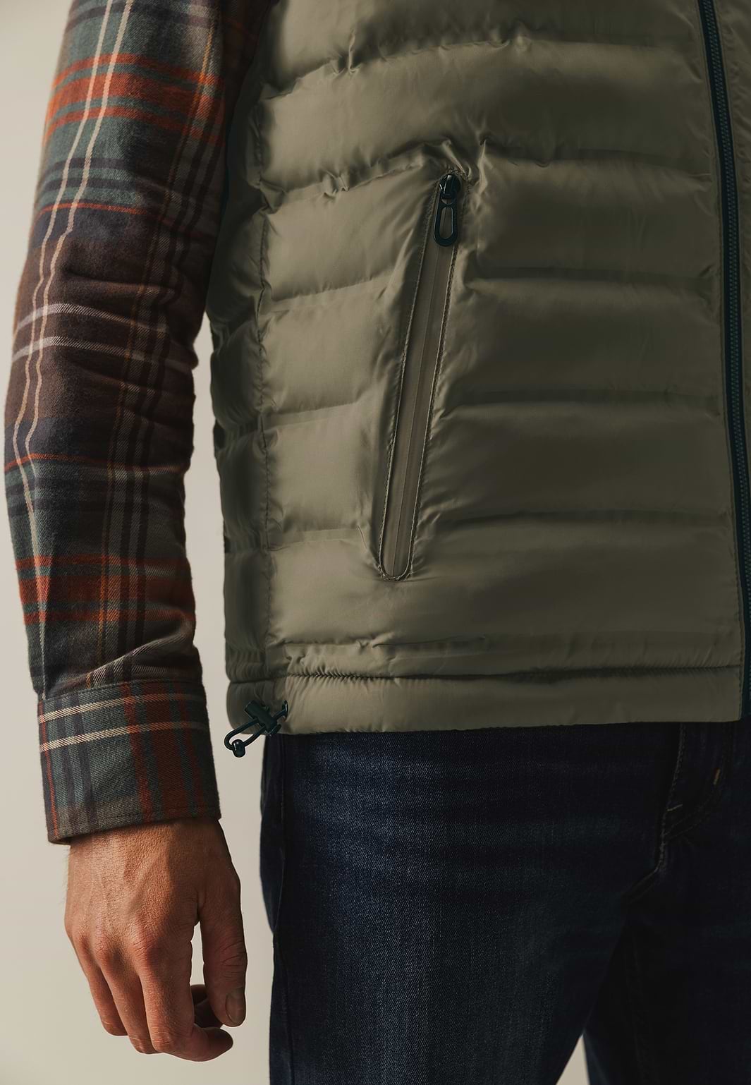 Omkeerbare-bodywarmer-met-hoge-kraag