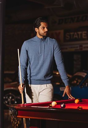 Trui-met-halve-rits-en-rubberen-badge