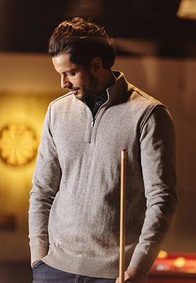 Trui-met-halve-rits-en-rubberen-badge