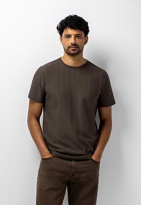 T-shirt-met-visgraatpatroon