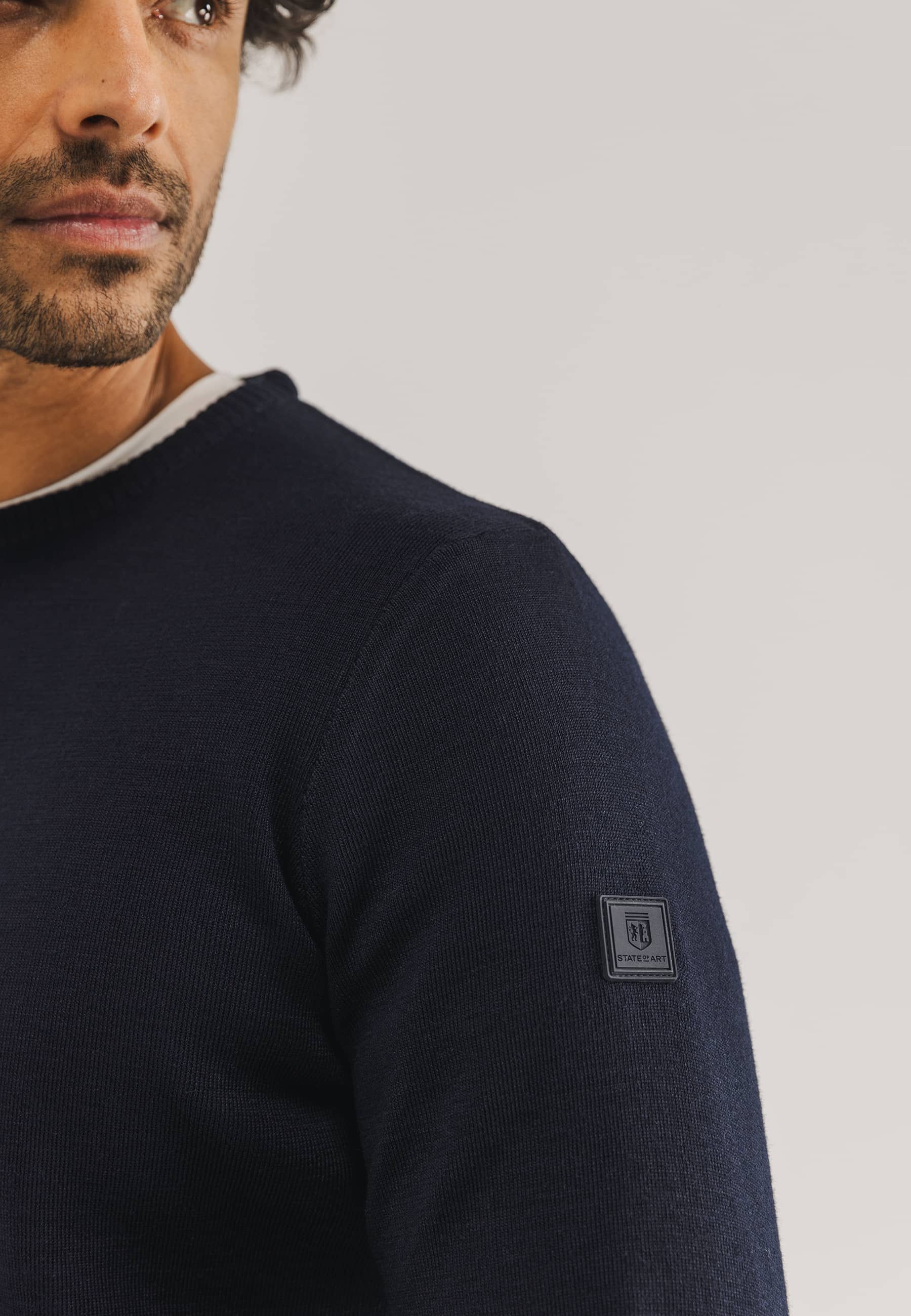 ESSENTIALS-trui-met-ronde-hals