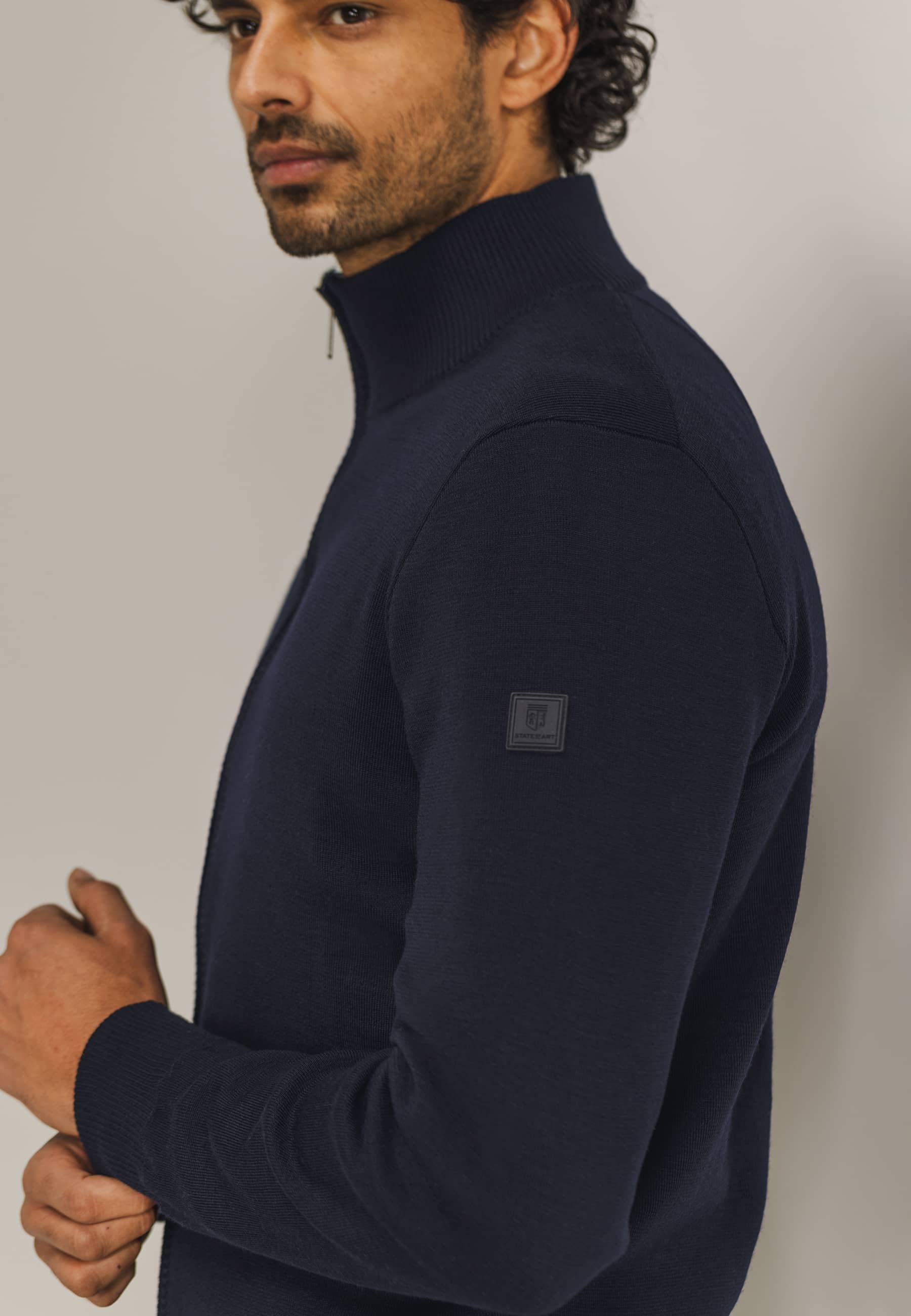 Cardigan-zippé-ESSENTIALS