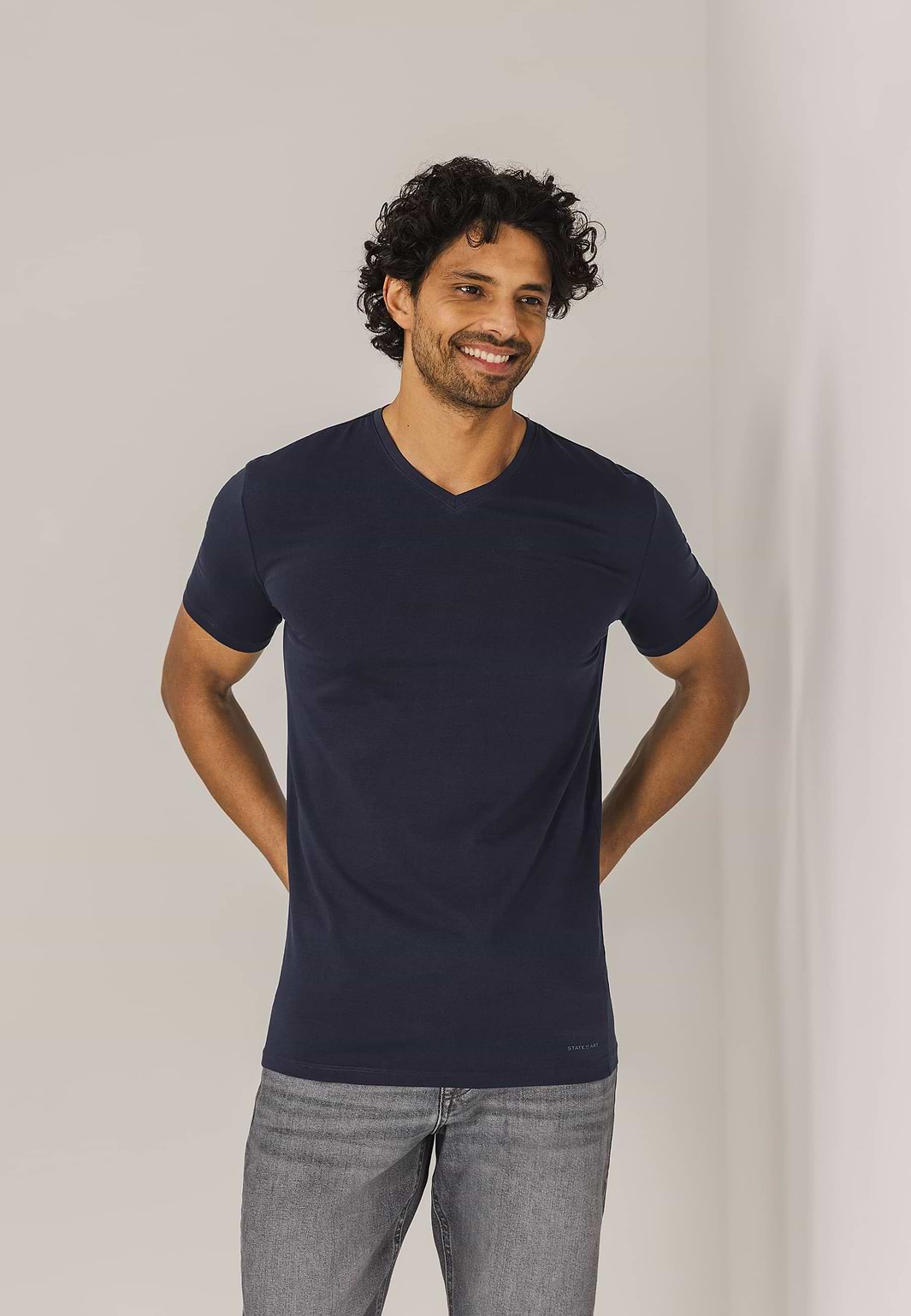ESSENTIALS-T-shirt-met-V-hals