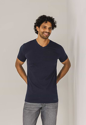 ESSENTIALS-T-shirt-met-V-hals