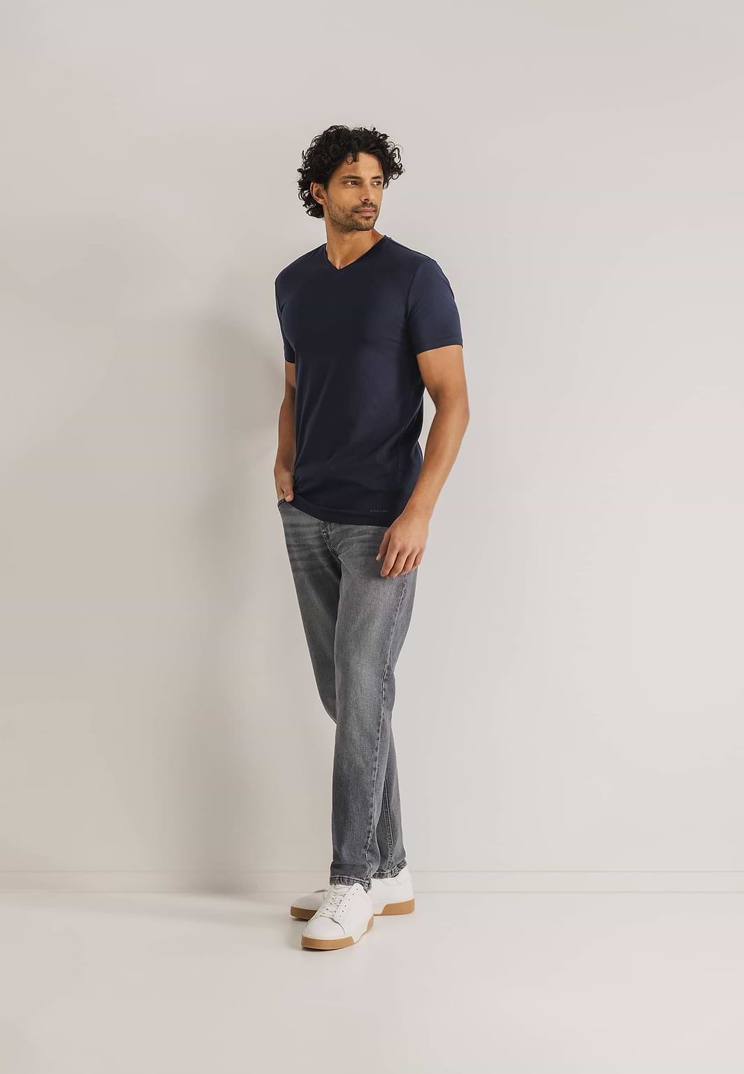 ESSENTIALS-T-shirt-met-V-hals