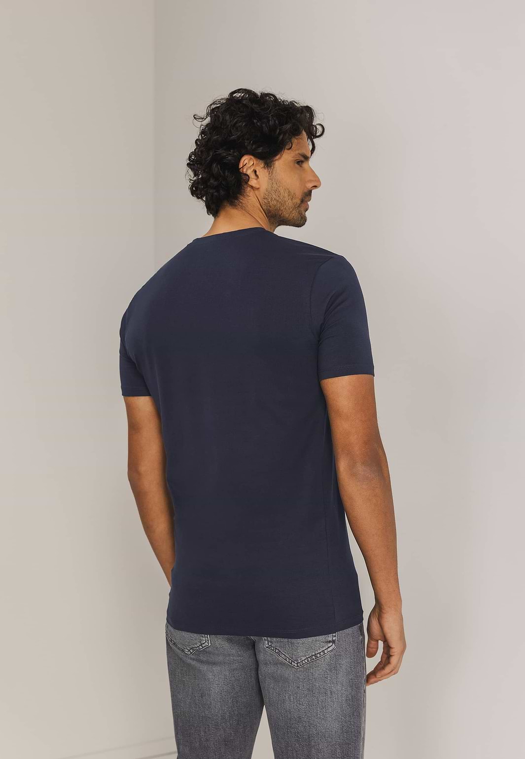 ESSENTIALS-T-shirt-met-V-hals