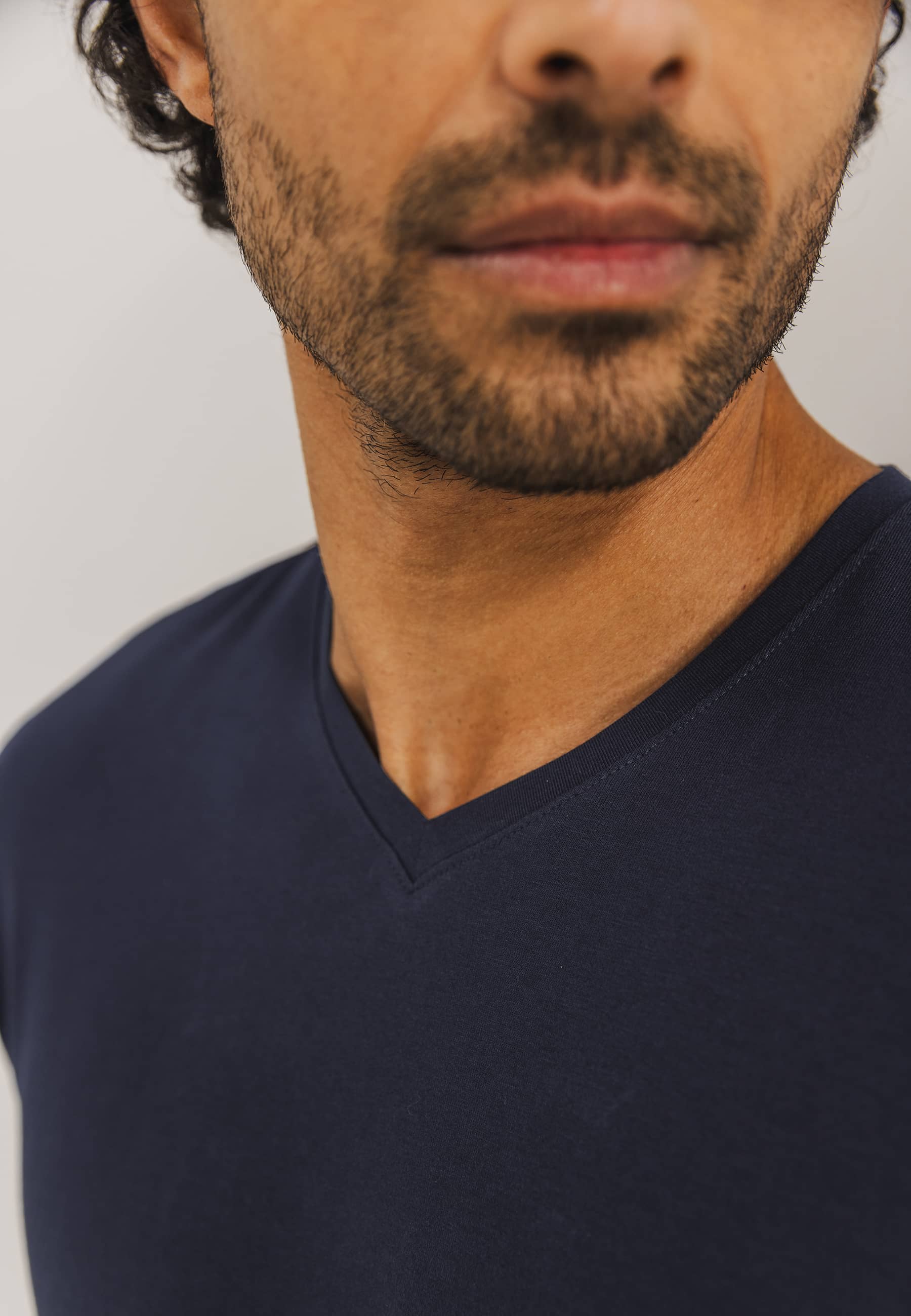 ESSENTIALS-T-shirt-met-V-hals