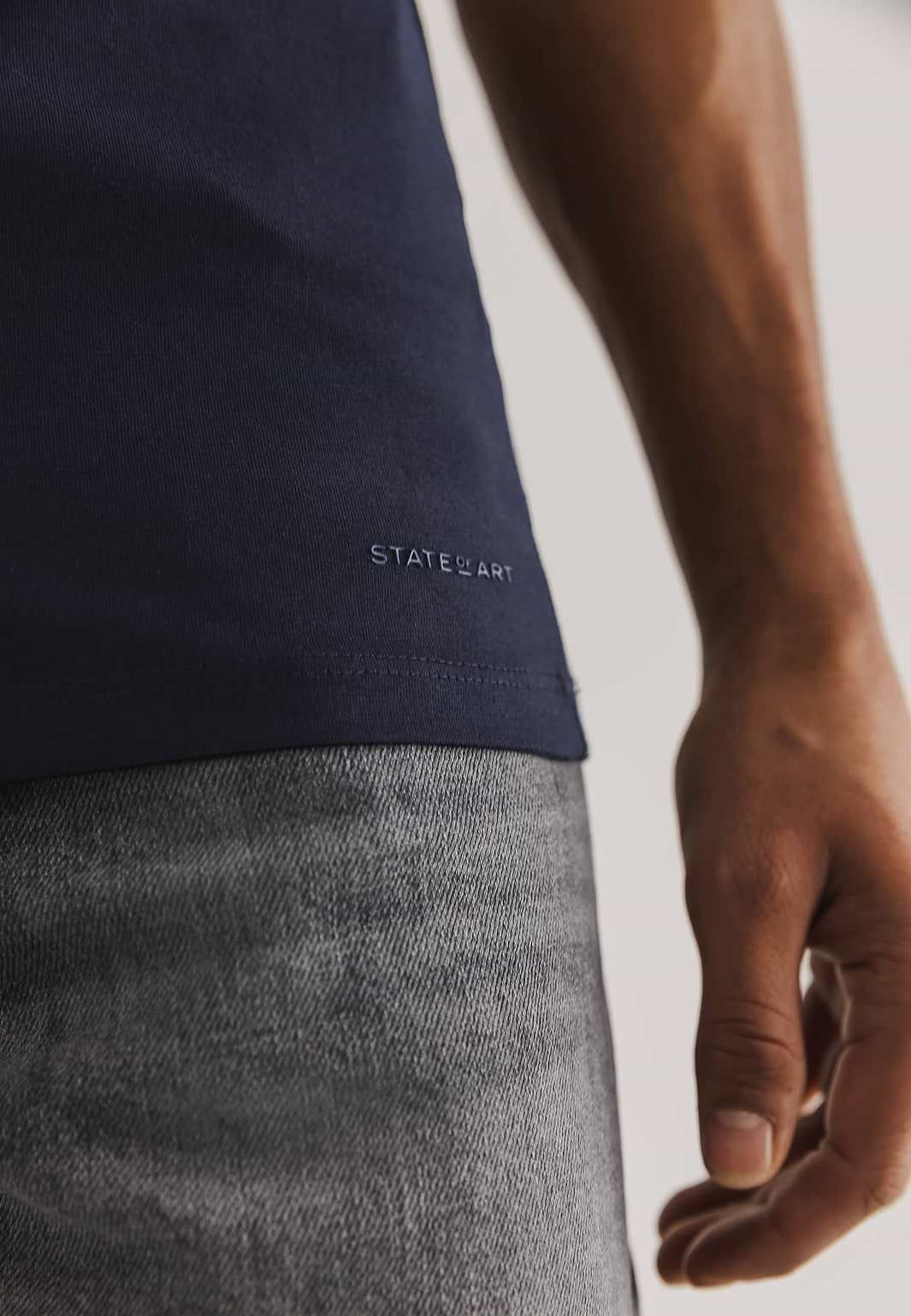 ESSENTIALS-T-shirt-met-V-hals