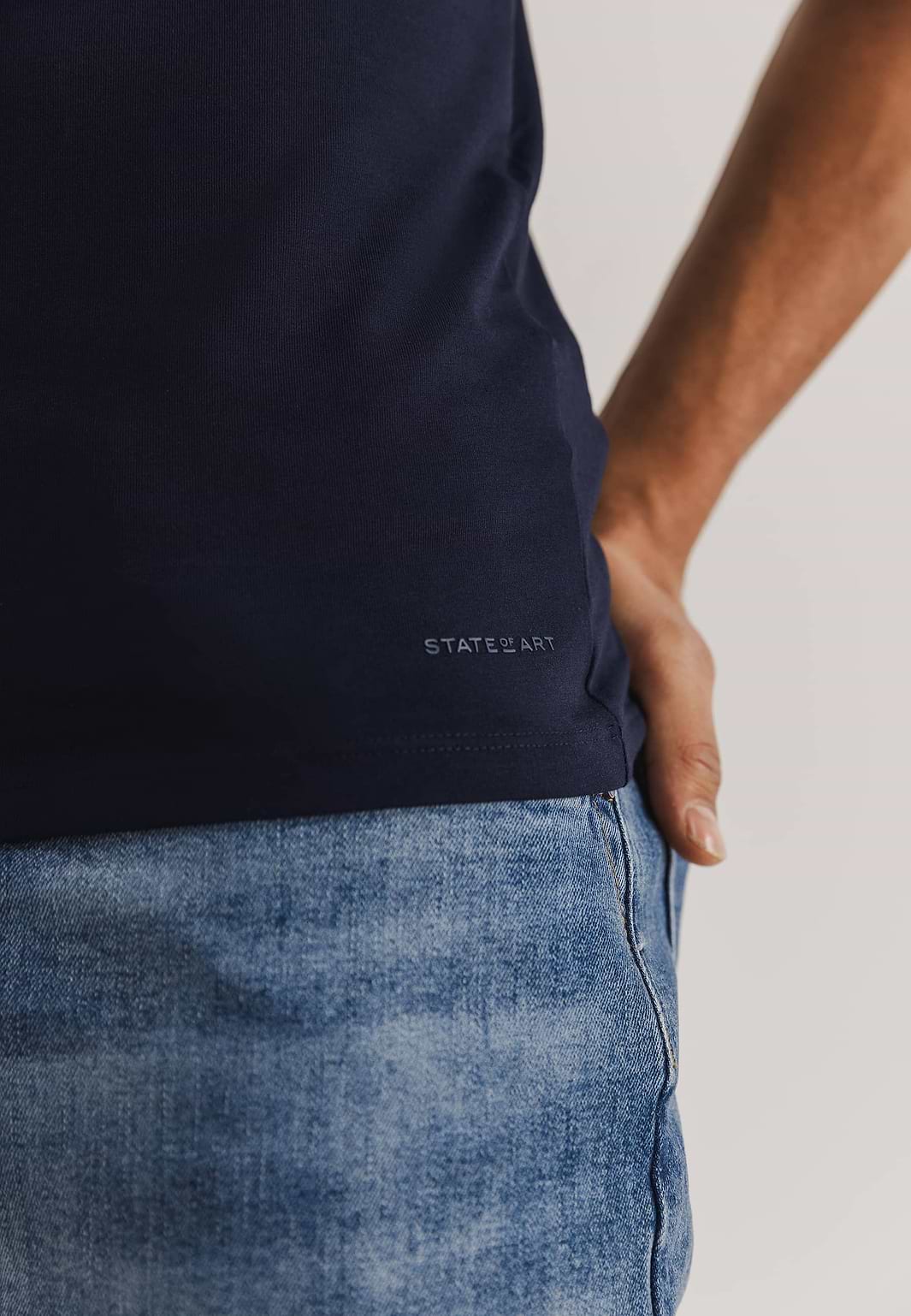 ESSENTIALS-T-shirt-in-organic-cotton