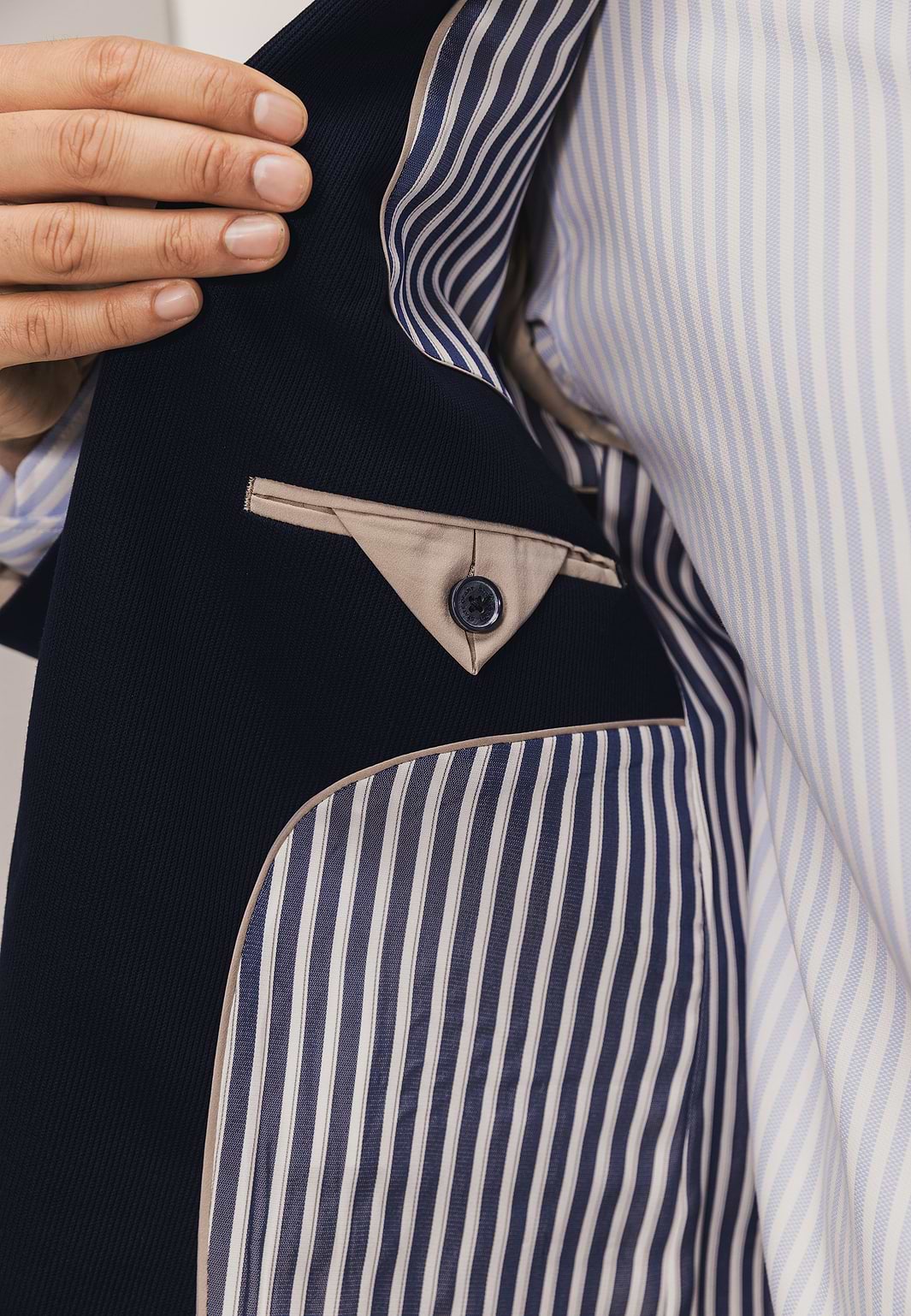 ESSENTIALS-blazer-van-een-polyestermix