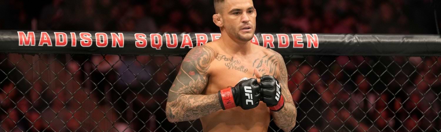 Dustin Poirier enfrentándose en el octágono durante un combate de UFC
