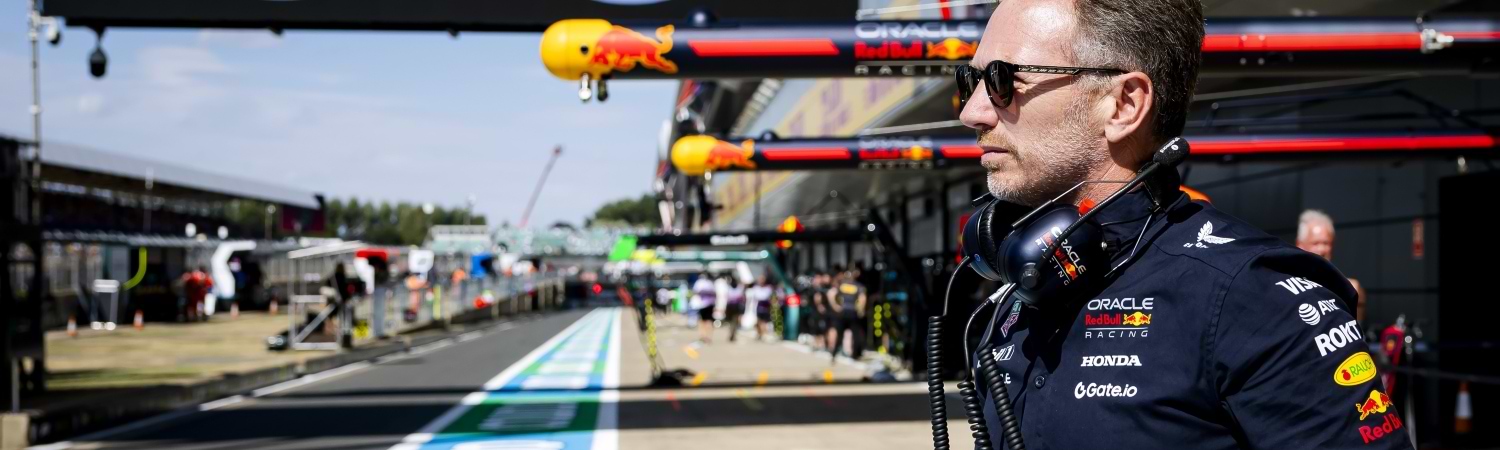 Christian Horner y Laurent Mekies frente al monoplaza de Red Bull en el paddock