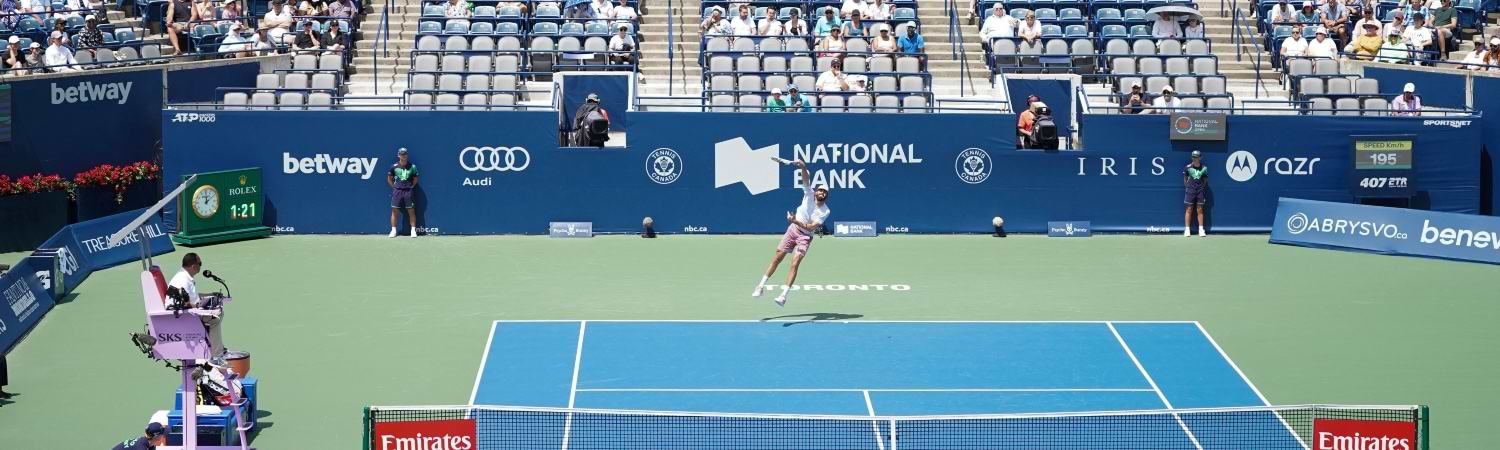 Taylor Fritz, actual número 4 del mundo, se prepara para ejecutar un potente golpe durante su enfrentamiento en los cuartos de final del ATP 500 Washington.