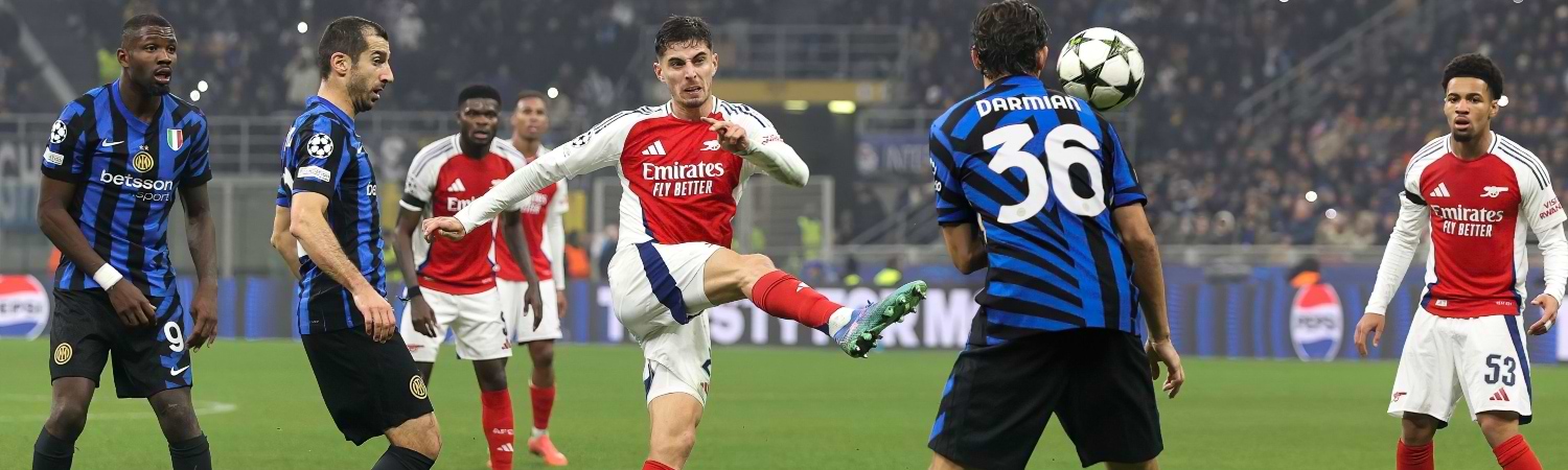 Jugadores de Arsenal y Milan disputando balón en el partido de pretemporada